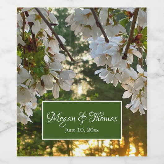 Witte bloemknoppen zonneschijn door pijnbomen wijn etiket (Enkel label)