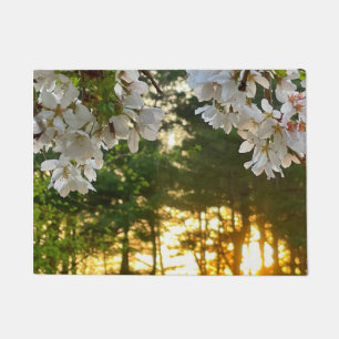 witte bloemknoppen zonsopgang door pijnbomen deurmat