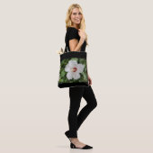 Witte bloempuzzel tote bag (Op model)