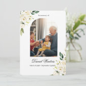 Witte bloemrijke rouwkaart uitnodiging  (Staand voorkant)