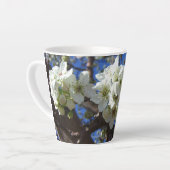 Witte bloesem Clusters Spring Flowering Pear Tree Latte Mok (Linkerhoek)