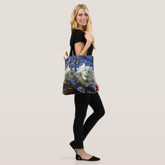 Witte bloesem Clusters Spring Flowering Pear Tree Tote Bag (Op model)