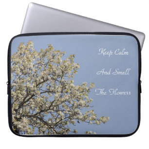 Witte bloesems met blauwe hemeltekst kunnen worden laptop sleeve