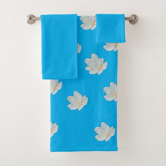 Witte bloesems op azuurblauw bad handdoek (Insitu)