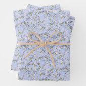 Witte bloesems op blauw inpakpapier vel (In situ)