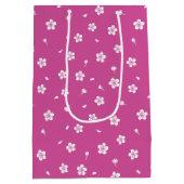 Witte bloesems op Hot Pink Medium Cadeauzakje (Achterkant)