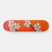 Witte bloesems op oranje rode lente achtergrond persoonlijk skateboard (Horizontaal)