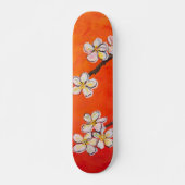 Witte bloesems op oranje rode lente achtergrond persoonlijk skateboard (Voorkant)