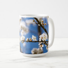 Witte bloesems voor een witte lucht koffiemok