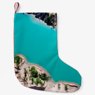 WITTE BOAT OP BLAUW ZEE WATER TIJDENS DAG KLEINE KERSTSOK
