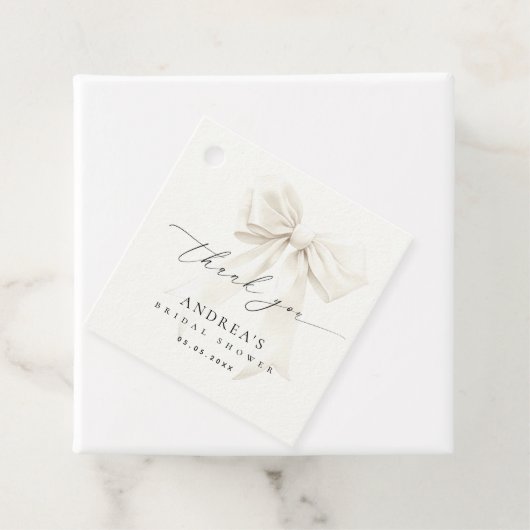 Witte Boog Elegante Script Bruidsmeisjesfeest Beda Bedankjes Labels (In situ)