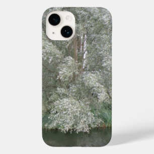Witte boom en rivierlandschap Case-Mate iPhone 14 hoesje
