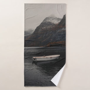 WITTE BOOT AAN BODY VAN WATER NAAR DE MONTAINEN BADHANDDOEK