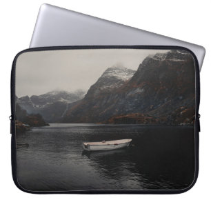 WITTE BOOT AAN BODY VAN WATER NAAR DE MONTAINEN LAPTOP SLEEVE