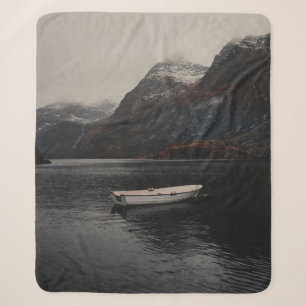 WITTE BOOT AAN BODY VAN WATER NAAR DE MONTAINEN SHERPA DEKEN