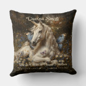 Witte bos eenhoorn blauwe vlinder weide bloemig kussen (Achterkant)