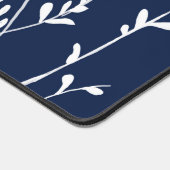 Witte botanicals op marineblauw bureaumat (Hoek)