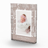 Witte Botanicals op Taupe Custom Name Fotoblokken (Rechts)