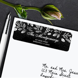 Witte botanicals op zwarte retouradreslabels etiket