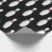 Witte bowling pinnen op zwart cadeaupapier (Hoek)