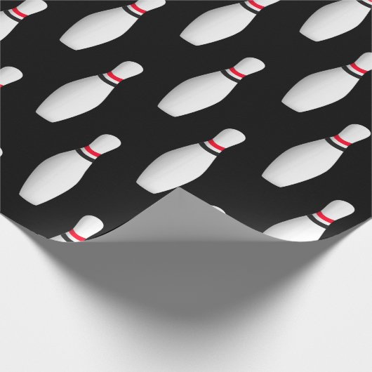 Witte bowling pinnen op zwart cadeaupapier (Hoek)