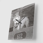 Witte boxer Dog achter de deur, zwart en wit Vierkante Klok (Hoek)