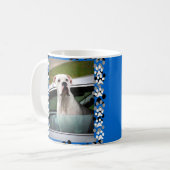 Witte boxer in een auto koffiemok (Voorkant links)