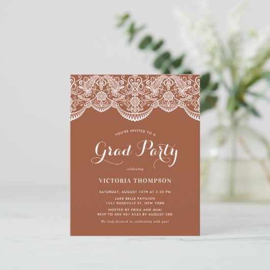 Witte Brocade Kant Terracotta Afstuderen Invite (Staand voorkant)