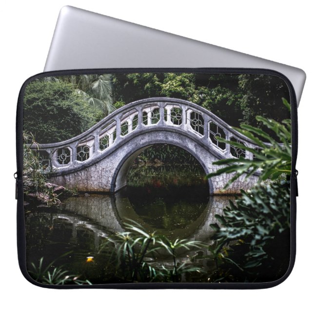 WITTE BRUG, OVERGELEID DOOR BOMEN LAPTOP SLEEVE (Voorkant)