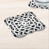 Witte buisleidingen op zwart kartonnen onderzetters (Gekanteld)