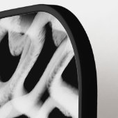 Witte buisleidingen op zwart pickleball paddle (Links Detail)