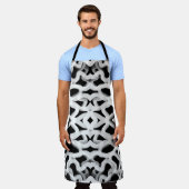 Witte buisleidingen op zwart schort (Gedragen)