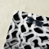 Witte buisleidingen op zwart strandlaken (In situ)