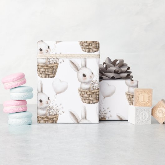 Witte Bunny Hearts in een Basket Baby shower Cadeaupapier (Baby Shower)