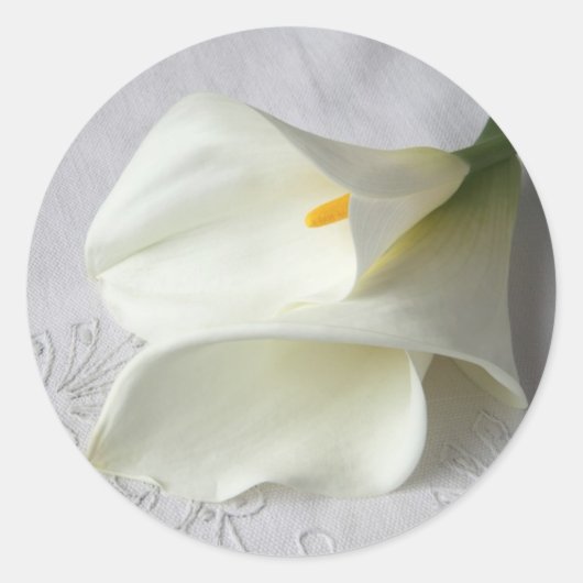 Witte Calla lelies op decoratieve doek stickers (Voorkant)