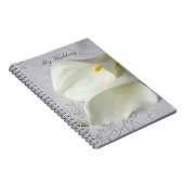 Witte calla leugens op linenbruiloft notitieboek (Rechterzijde)