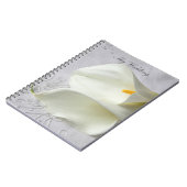 Witte calla leugens op linenbruiloft notitieboek (Linkerzijde)