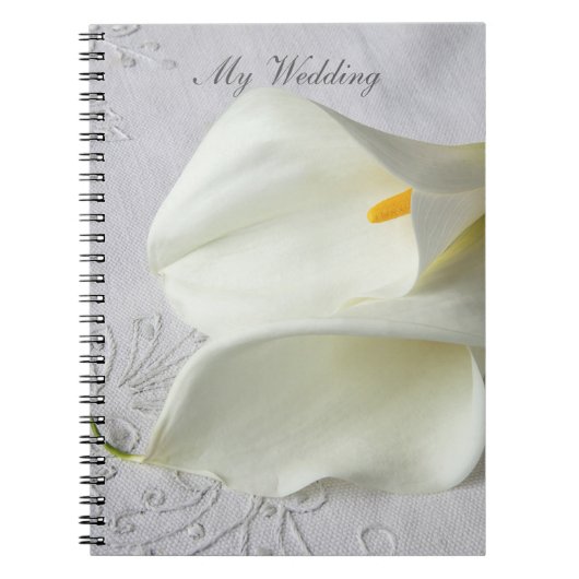 Witte calla leugens op linenbruiloft notitieboek (Voorkant)