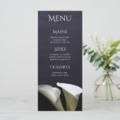 Witte calla leugens op zwart menu (Staand voorkant)