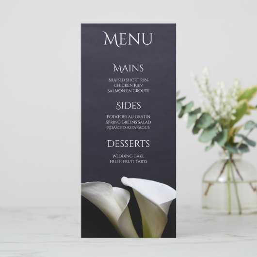 Witte calla leugens op zwart menu (Staand voorkant)