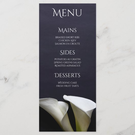 Witte calla leugens op zwart menu (Voorkant)