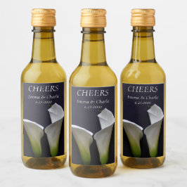 Witte calla leugens op zwarte bruiloft wijn etiket