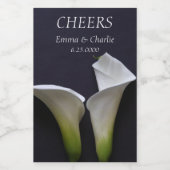 Witte calla leugens op zwarte bruiloft wijn etiket (Enkel label)