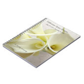 Witte calla lilies uit boven gedenkteken notitieboek (Linkerzijde)