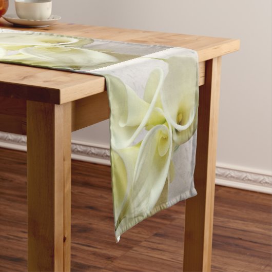Witte calla lilies van boven Lijst Runner Korte Tafelloper (Voorbeeld)