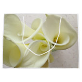 Witte calla lilies van bovenaf groot cadeauzakje (Voorkant)