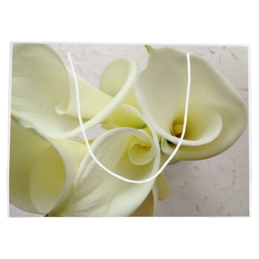 Witte calla lilies van bovenaf groot cadeauzakje (Achterkant)