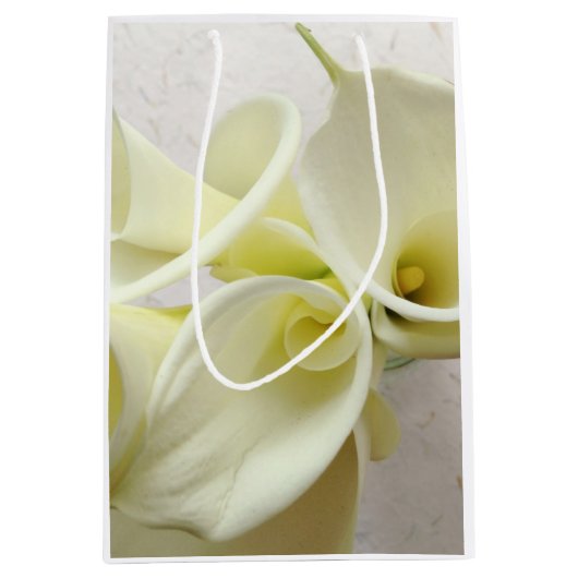 Witte calla lilies van bovenaf medium cadeauzakje (Voorkant)