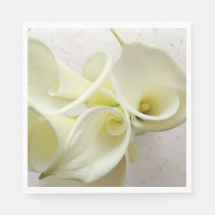 Witte calla lilies van bovenaf servet