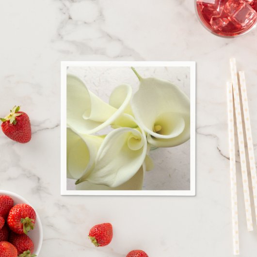 Witte calla lilies van bovenaf servetten (Insitu)